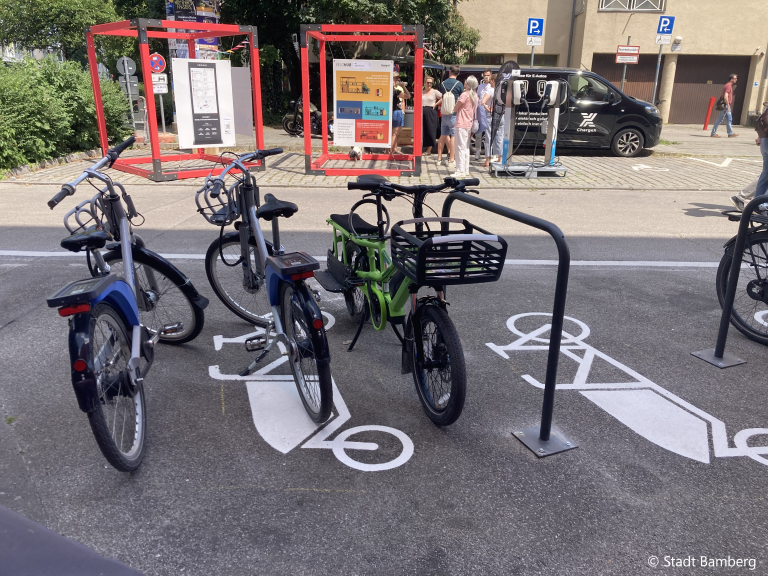 Die Entwicklung des Stadtteils ist gemeinsam mit den Menschen vor Ort umgesetzt worden, unter anderem wurden Stationen für Leihräder eingerichtet und Straßenabschnitte verkehrsberuhigt