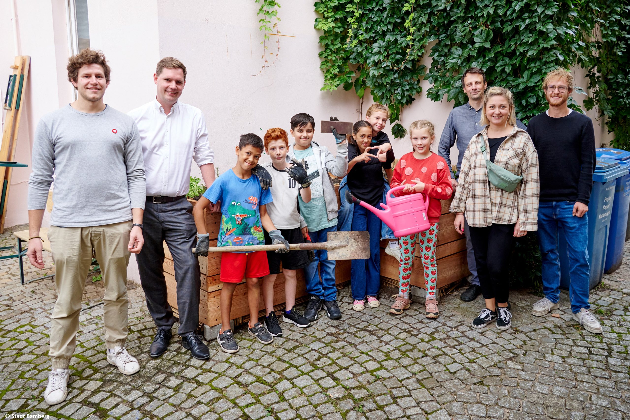 Gruppenfotos der sich freuenden Kinder und Jugendlichen zusammen mit den Unterstützern des Projekts