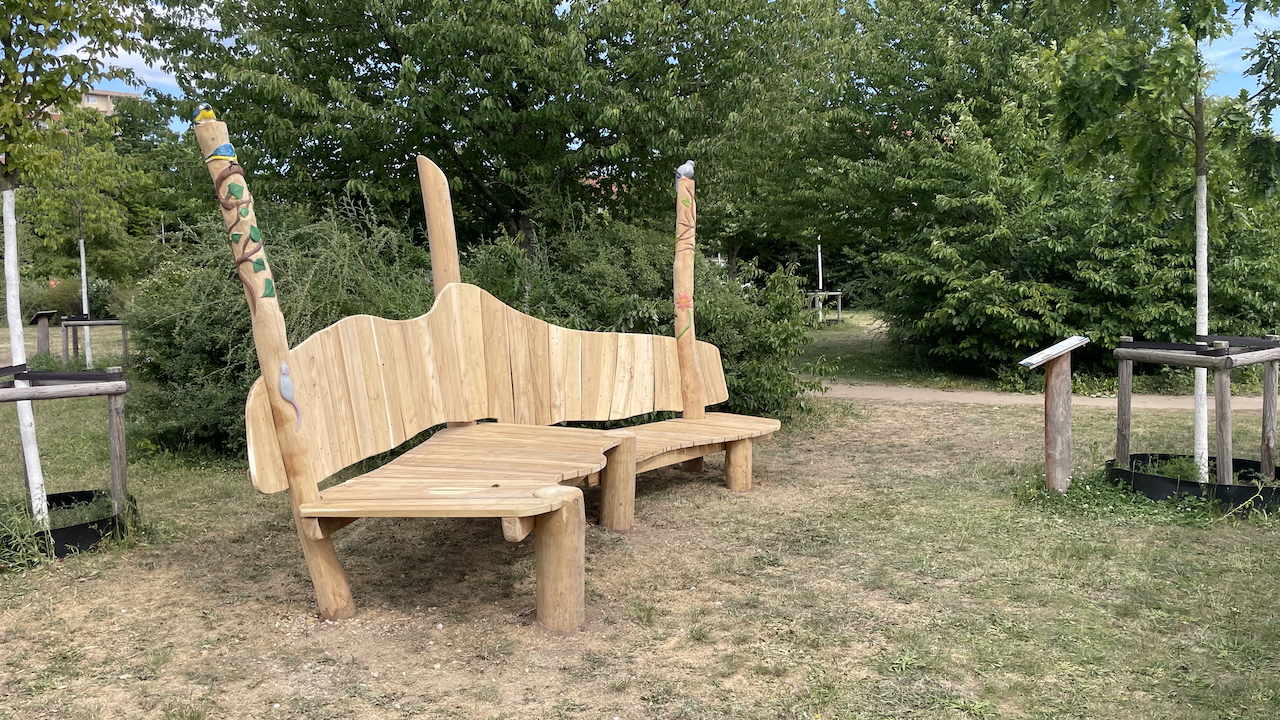 XXL Chillbänke im Klimapark